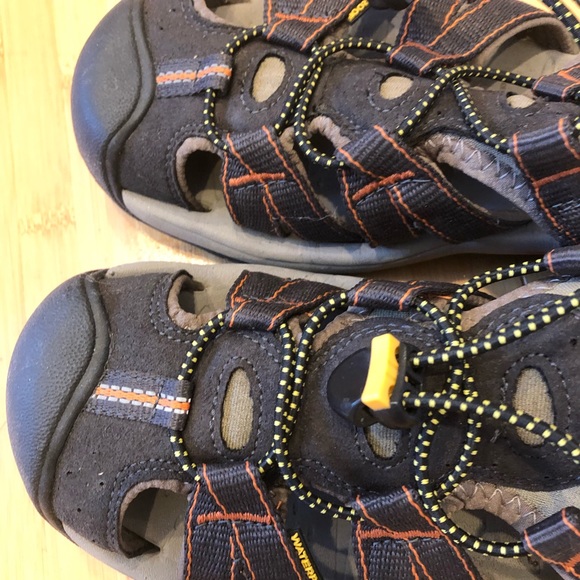 🎉Host Pick🎉Like-New Keen Kanyon Trail BLK/ORANGE Waterproof Sandals - Picture 3 of 8